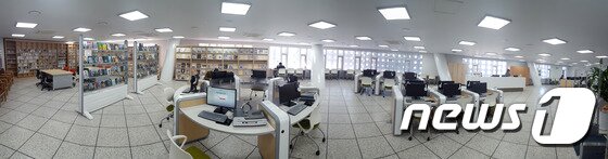 본문 이미지 - 오는 26일 개장하는 포항시 포은중앙도서관 디지털 도서관 모습/2105.10.13/뉴스1 ⓒ News1 최창호 기자