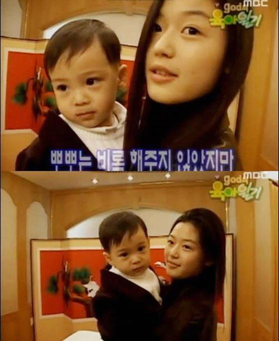 본문 이미지 - 전지현의 과거 청순한 미모가 화제다.  ⓒ News1star / MBC 'god의 육아일기' 캡처