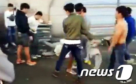(인천=뉴스1) = 지난 4일 인천시 부평동 문화의 거리에서 20대 남성들이 패싸움을 하고있는 영상이 SNS를 통해 화제가 되고 있다. 서로 술에 취한 상태에서 '왜 기분 나쁘게 …