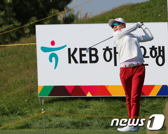 (인천=뉴스1) 구윤성 기자 = LPGA 2015 KEB하나은행 챔피언십 대회를 하루 앞둔 14일 오후 인천시 중구 스카이72 골프클럽 3번홀에서 김효주가 아이언샷을 하고 있다.( …