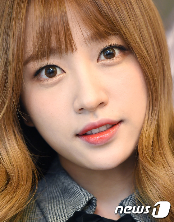 (서울=뉴스1스타) 권현진 기자 = 클로즈업 사진도 굴욕없어!EXID 하니가 15일 오후 서울 오렌즈 홍대점에서 열린 콘택트렌즈 팬사인회에 참석해 포즈를 취하고 있다.