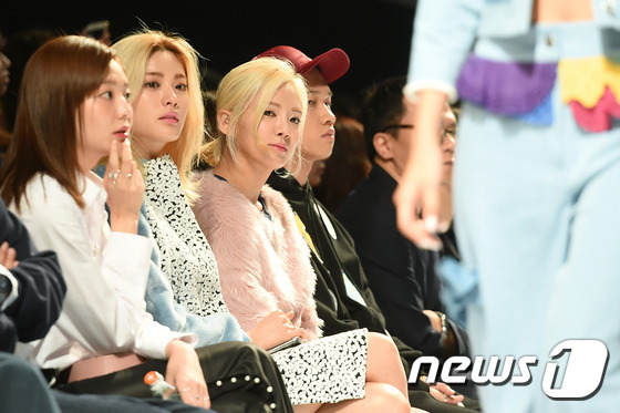 (서울=뉴스1스타) 고아라 기자 = 애프터스쿨 나나, 소녀시대 효연이 16일 오전 서울 동대문디자인플라자(DDP) 알림관 S2에서 열린 ‘2016 SS 헤라서울패션위크' 김지은 디 …