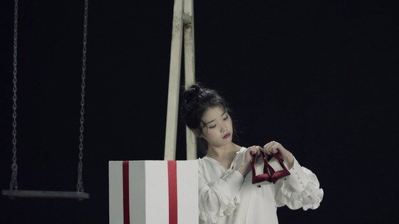 본문 이미지 - 아이유 '새 신발' 티저 영상이 공개됐다. ⓒ News1star / 로엔트리