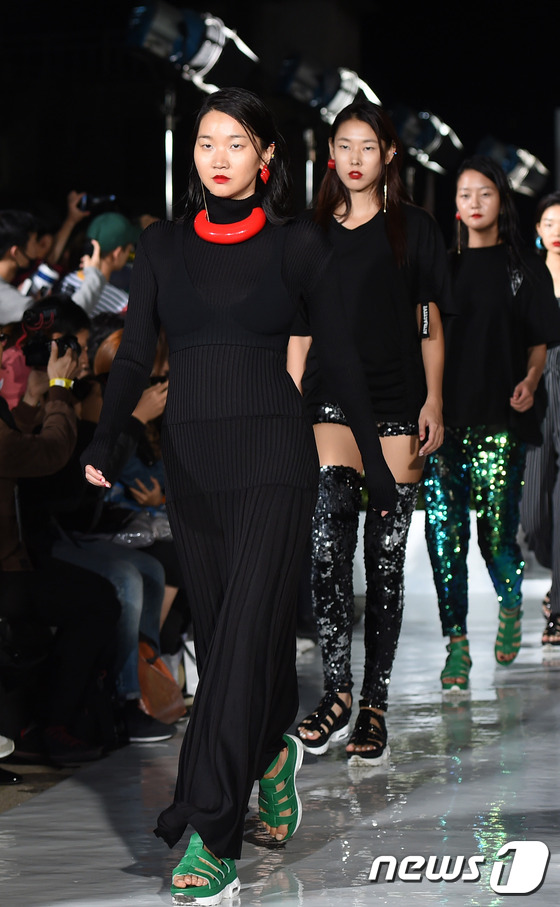 (서울=뉴스1스타) 권현진 기자 = 카리스마 런웨이~모델 장윤주, 한혜진, 강승현(왼쪽부터)가 16일 오후 서울 을지로4가 세운 대림상가에서 열린 ‘스티브J&요니P(Steve J& …