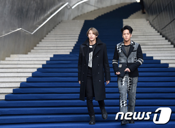 (서울=뉴스1스타) 권현진 기자 = 내가 가는길이 런웨이~빅스 레오, 라비(오른쪽)가 17일 오전 서울 동대문디자인플라자(DDP)에서 열린 ‘2016 SS 헤라서울패션위크' 곽현주 …