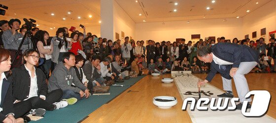 본문 이미지 - 17일 오후 전북 전주시 한국소리문화의 전당에서 열린 2015세계서예전북비엔날레 개막식에서 &#39;필가묵무&#40;붓의 노래, 먹의 춤&#41;&#39; 공연이 진행되고 있다.이번 행사는 17일~11월 15일 한국소리문화의전당, 전북예술회관, 한벽루 일대에서 열리며, &#39;물질에서 정신으로&#39;라는 주제 아래 5개 부문 28개 행사가 진행된다.2015.10.17/뉴스1 ⓒ News1 김대웅 기자