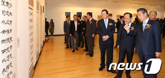 (전주=뉴스1) 김대웅 기자 = 17일 전주 한국소리문화의 전당에서 열린 2015 세계서예전북비엔날레에 정종섭 행정자치부 장관과 송하진 도지사, 이낙연 전남도지사, 허진규 조직위원 …