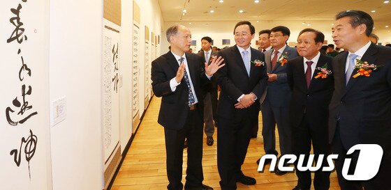 본문 이미지 - 17일 전주 한국소리문화의 전당에서 열린 2015 세계서예전북비엔날레에 정종섭 행정자치부 장관과 송하진 도지사, 이낙연 전남도지사, 허진규 조직위원장을 비롯한 참석자들이 전시장을 둘러보고 있다.&#40;전북도청 제공&#41;2015.10.17/뉴스1 ⓒ News1 김대웅 기자