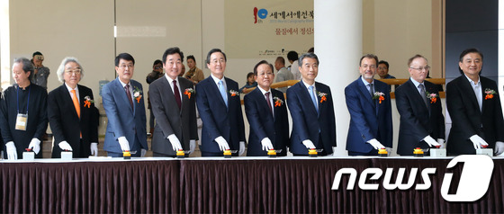 (전주=뉴스1) 김대웅 기자 = 17일 전주 한국소리문화의 전당에서 열린 2015 세계서예전북비엔날레에 정종섭 행정자치부 장관과 송하진 도지사, 이낙연 전남도지사, 허진규 조직위원 …