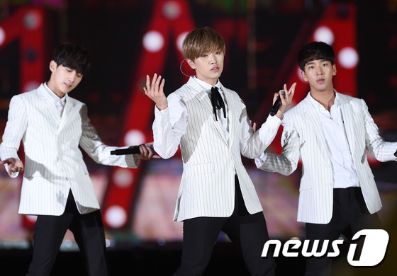 (인천=뉴스1스타) 권현진 기자 = 시선강탈 무대!B1A4 진영, 산들, 바로(왼쪽부터)가 17일 오후 인천 문학경기장에서 열린 '2015 인천한류관광콘서트‘에서 화려한 공연을 펼 …