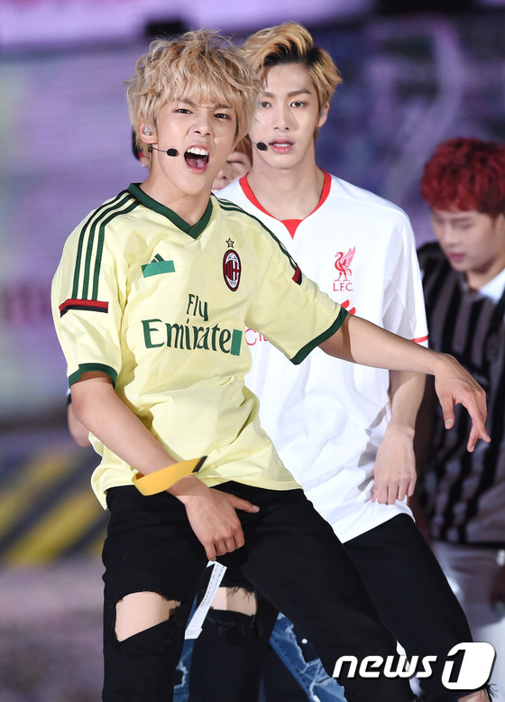 (인천=뉴스1스타) 권현진 기자 = 내가 좀 섹시하지?몬스타엑스 민혁 17일 오후 인천 문학경기장에서 열린 '2015 인천한류관광콘서트‘에서 화려한 공연을 펼치고 있다.슈퍼주니어 …