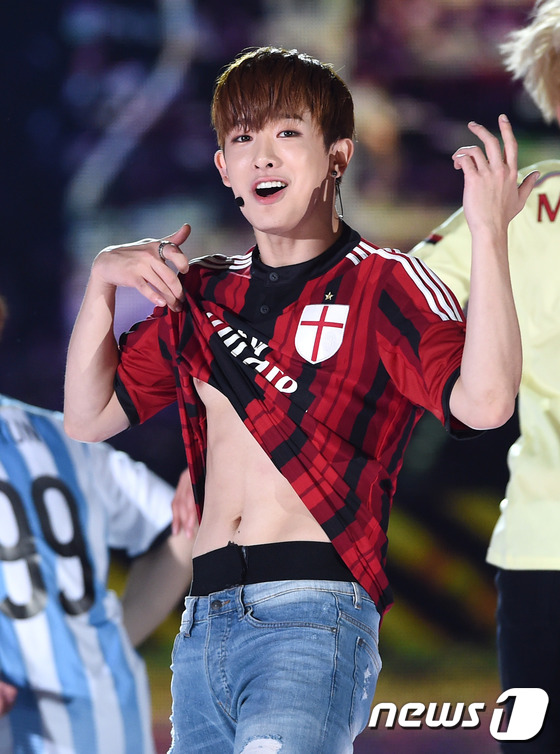 (인천=뉴스1스타) 권현진 기자 = 섹시한 복근 공개몬스타엑스 원호가 17일 오후 인천 문학경기장에서 열린 '2015 인천한류관광콘서트‘에서 화려한 공연을 펼치고 있다.슈퍼주니어 …