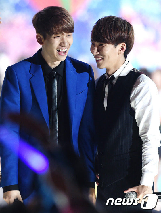 (인천=뉴스1스타) 권현진 기자 = 훈훈한 대화.빅스 혁과 비투비 서은광(오른쪽)이 17일 오후 인천 문학경기장에서 열린 '2015 인천한류관광콘서트‘ 엔딩 공연에서 즐거운 대화를 …