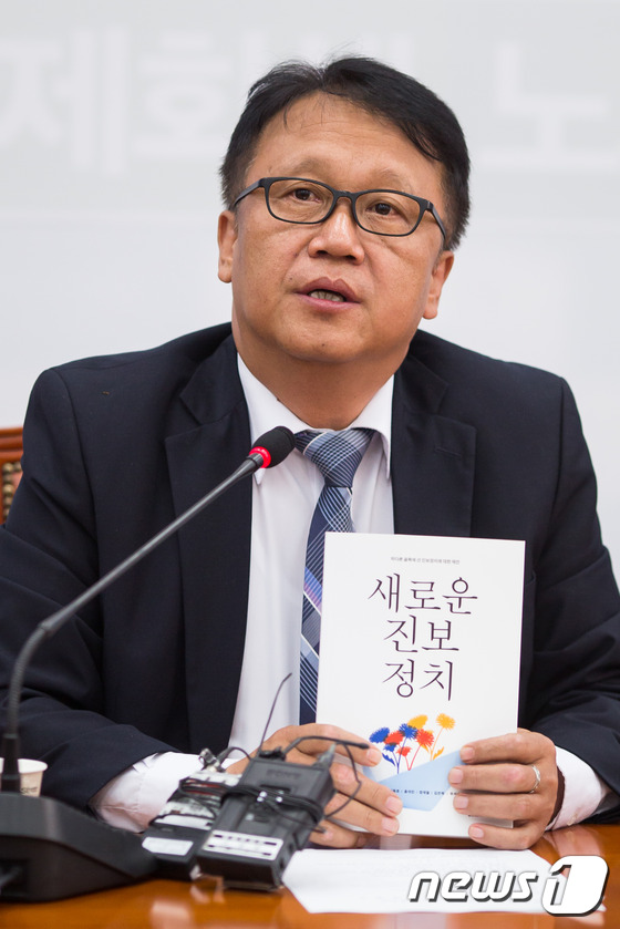 (서울=뉴스1) 유승관 기자 = 민병두 새정치민주연합 의원이 18일 서울 여의도 국회 원내대표실에서 기자간담회를 열고 자신의 저서 '새로운 진보정치'를 소개하고 있다. 2015.1 …