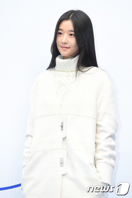 (서울=뉴스1스타) 고아라 기자 = 배우 서예지가 18일 오후 서울 동대문디자인플라자(DDP)에서 열린 '2016 SS 헤라서울패션위크' 김석원, 윤원정 디자이너의 ANDY&DEB …