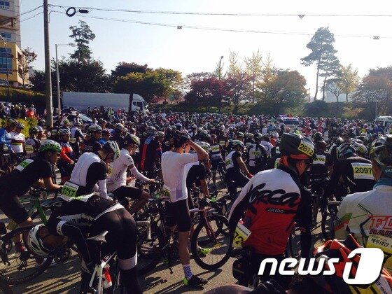 본문 이미지 - 지난 18일 열린 제3회 백두대간 그란폰도 대회. 동양대학교 출발선 앞 레이스 시작 직전 선수들의 풍경ⓒ News1