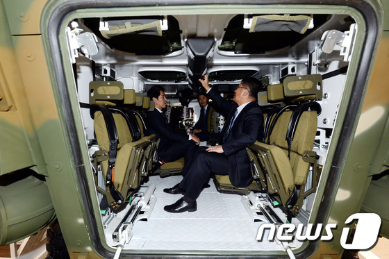 (성남=뉴스1) 이광호 기자 = 19일 경기도 성남 서울공항에서 열린 '서울 국제 항공우주 및 방위산업 전시회 2015(서울 ADEX 2015)' 미디어데이에서 현대로템이 신형 차 …