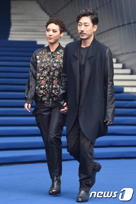 본문 이미지 - 가수 윤미래, 타이거JK 부부가 19일 오후 서울 동대문디자인플라자(DDP)에서 열린 '2015 SS 헤라서울패션위크' 이주영 디자이너의 레쥬렉션 컬렉션에 참석하고 있다. ⓒ News1star / 고아라 기자