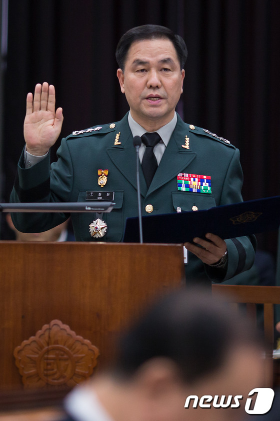 (서울=뉴스1) 유승관 기자 = 조현천 국군기무사령관이 19일 서울 여의도 국회에서 열린 국회 정보위원회의 국군기무사령부에 대한 국정감사에 출석해 증인선서를 하고 있다. 2015. …