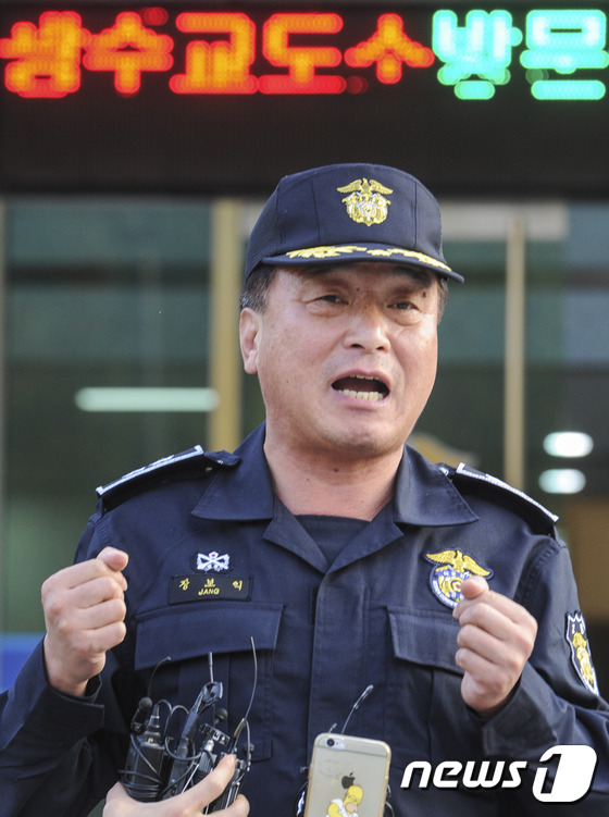 (광주=뉴스1) 황희규 = 광주교도소 장보익 소장이 19일 오후 광주 북구 삼각동 광주교도소에서 신축교도소 이전 관련 기자들의 질문에 답을 하고 있다. 오전부터 시작된 광주교도소 …