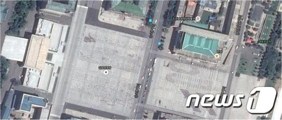 평양 김일성 광장에서 10일 당 창건 기념일을 위한 행사 준비가 진행되는 모습이 위성사진을 통해 확인됐다.(구글 맵스)© News1