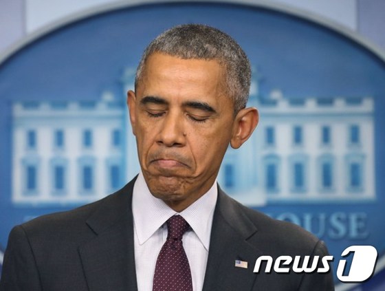 오바마 미국 대통령이 오리건 주 커뮤니티컬리지 총기 난사 사건에 대해 조의를 표하며 총기 규제 강화를 강하게 주장했다© AFP=뉴스1