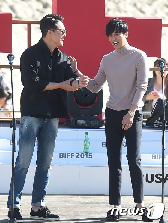(해운대=뉴스1스타) 권현진 기자 = 보기만해도 미소짓게 만드는 남남케미.배우 박성웅, 김남길(오른쪽)이 2일 오후 부산 해운대 비프빌리지에서 열린 제20회 부산국제영화제 영화 ' …