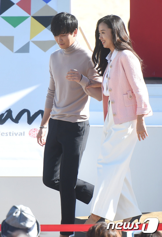 (해운대=뉴스1스타) 권현진 기자 = 누나 제 팔 잡으세요!배우 김남길(왼쪽)이 2일 오후 부산 해운대 비프빌리지에서 열린 제20회 부산국제영화제 영화 '무뢰한' 야외무대 행사를 …