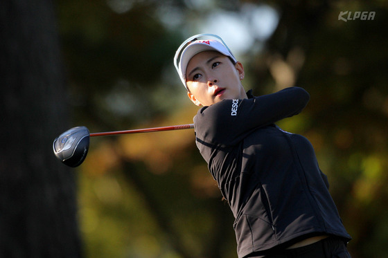(서울=뉴스1) = 2일 경기도 여주 솔모로CC에서 열린  'OK저축은행 박세리 INVITATIONAL 1R'1번홀에서 강다나가 티샷을 하고 있다. (KLPGA 제공) 2015.1 …