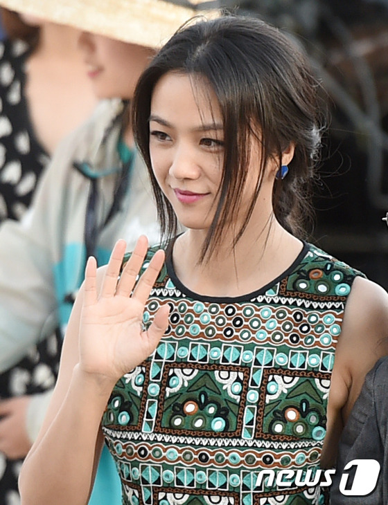 (해운대=뉴스1스타) 권현진 기자 = 미모가 예술이네~대륙의 여신 탕웨이가 2일 오후 부산 해운대 비프빌리지에서 열린 제20회 부산국제영화제 영화 ‘세 도시 이야기’ 무대인사에서 …