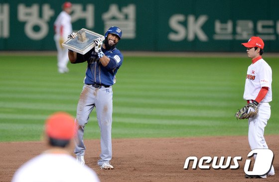 본문 이미지 - 2일 오후 인천 문학야구장에서 열린 2015 KBO리그 SK 와이번스-NC 다이노스 경기에서 NC 3회초 무사 1루 상황 나성범 타석 때 테임즈가 2루 도루를 성공시키며 40-40을 달성했다.. 2015.10.2/뉴스1 ⓒ News1 이동원 기자