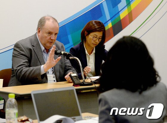 본문 이미지 - 필 다이아몬드 SKA 거대전파망원경 프로젝트 단장이 20일 대전컨벤션센터에서 열린 '2015세계과학정상회의'에서 기자회견을 하고 있다. 2015.10.20/뉴스1 ⓒ News1 신성룡 기자