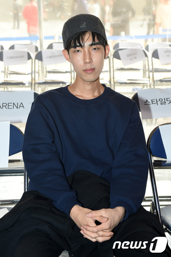 (서울=뉴스1스타) 고아라 기자 = 글렌체크 김주원이 20일 오후 서울 동대문디자인플라자(DDP)에서 열린 '2016 SS 헤라서울패션위크' 한현민 디자이너의 뮌(MUNN) 컬렉션 …