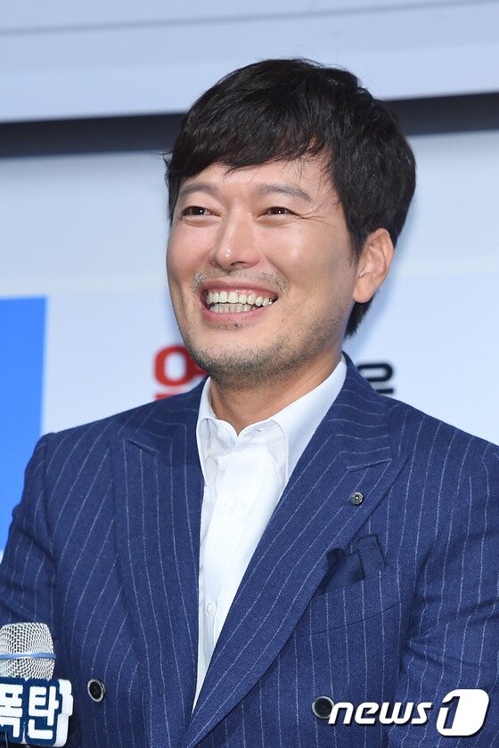 본문 이미지 - 배우 정재영이 21일 오전 서울 압구정CGV에서 열린 영화 '열정같은소리하고있네'(감독 정기훈) 제작보고회에 참석해 이야기를 나누고 있다.  ⓒ News1star / 고아라 기자