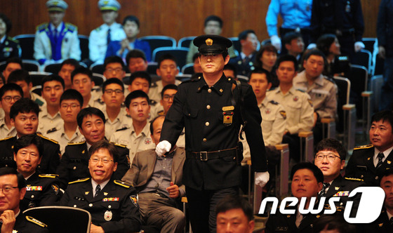 (전주=뉴스1) 김대웅 기자 = 21일 오전 전북 전주시 효자동 전북지방경찰청 대강당에서 열린 '제70주년 경찰의 날' 기념식에서 경찰제복 변천사 패션쇼가 진행되고 있다.2015. …