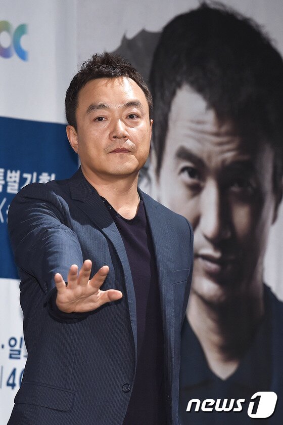 본문 이미지 - 김석윤 PD가 21일 오후 서울 반얀트리 클럽 앤 스파 서울에서 열린 JTBC 특별기획 '송곳'(극본 이남규, 김수진/연출 김석윤) 제작발표회에 참석해 포즈를 취하고 있다.ⓒ News1star/고아라 기자