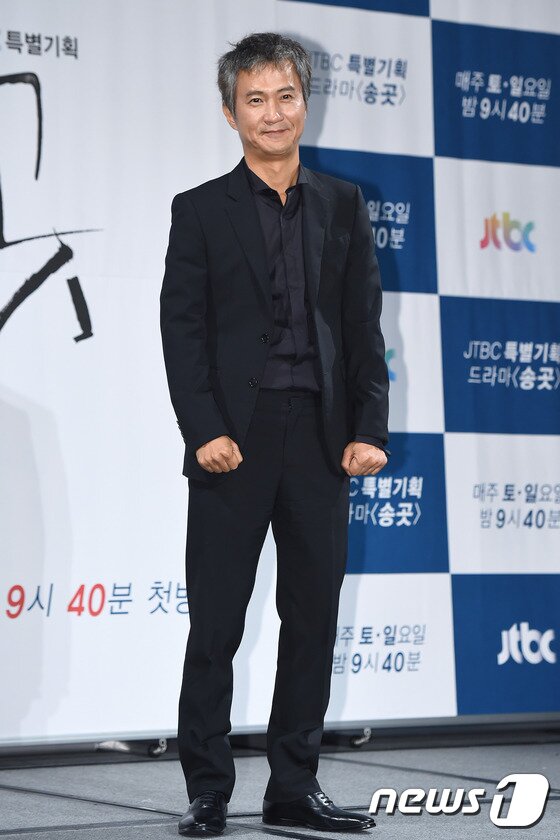 본문 이미지 - 배우 안내상이 21일 오후 서울 반얀트리 클럽 앤 스파 서울에서 열린 JTBC 특별기획 '송곳'(극본 이남규, 김수진/연출 김석윤) 제작발표회에 참석해 포즈를 취하고 있다. ⓒ News1star/고아라 기자