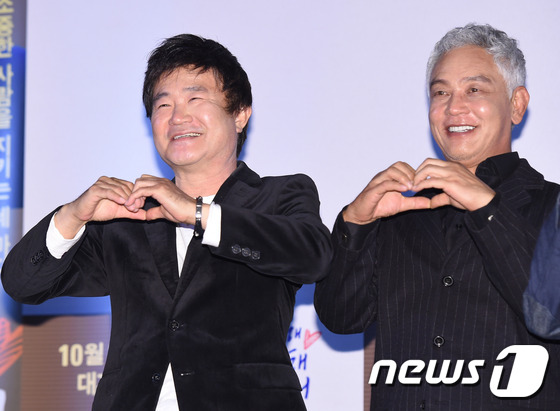 (서울=뉴스1스타) 권현진 기자 = 이건 특급 하트야!배우 이계인, 김영철(오른쪽)이 21일 오후 서울 동대문 메가박스에서 열린 영화 '미안해 사랑해 고마워' 언론 시사회에 참석해 …