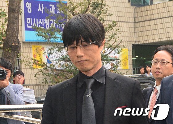 본문 이미지 - 가수 고(故) 신해철에게 장협착 수술을 집도한 강세훈 전 스카이병원장이 21일 서울동부지법에 출석한 모습. /뉴스1 ⓒ News1 변지은 인턴기자