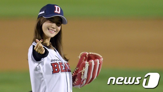 (서울=뉴스1) 양동욱 기자 = 21일 서울 잠실야구장에서 열린 2015 KBO 플레이오프 3차전 NC 다이노스와 두산 베어스의 경기에서 소녀시대 윤아가 시구하고 있다. 2015. …