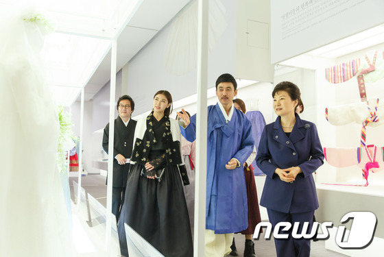 (서울=뉴스1) 이광호 기자 = 해근혜 대통령이 21일 오후 청와대 사랑채에서 열린 한복 특별전에 참석해 서봉하 한복특별전 예술감독으로부터 전시된 한복의 설명을 듣고 있다. (청와 …