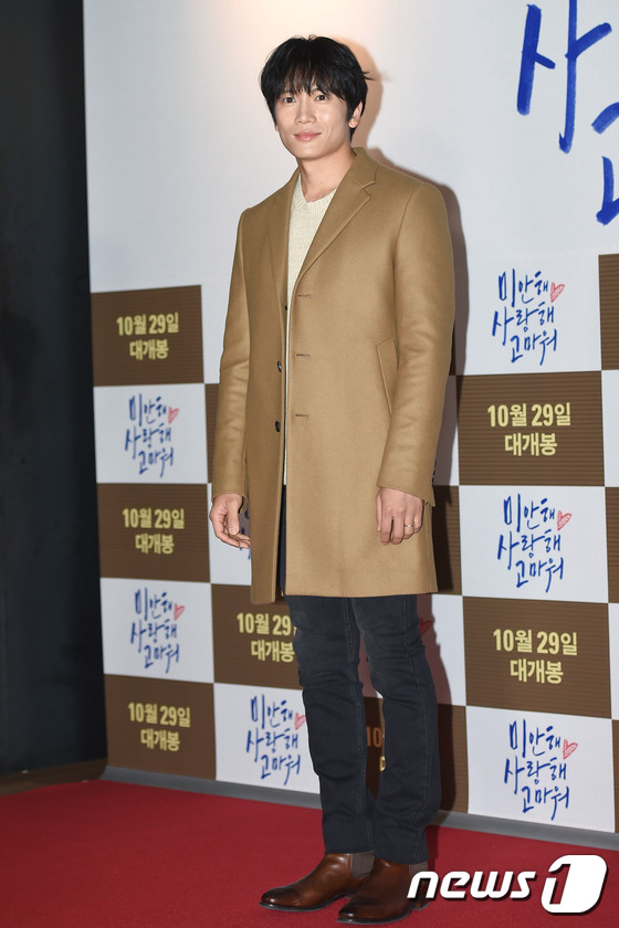 (서울=뉴스1스타) 고아라 기자 = 배우 지성이 21일 오후 서울 코엑스 메가박스에서 열린 영화 '미안해 사랑해 고마워'(감독 전윤수) VIP시사회에 참석해 포즈를 취하고 있다.' …