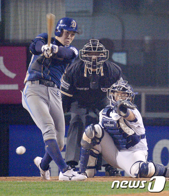 (서울=뉴스1) 이동원 기자 = 21일 오후 서울 잠실야구장에서 열린 2015 KBO 포스트시즌 플레이오프 3차전 두산 베어스와 NC 다이노스 경기에서 NC 7회초 1사 만루상황 …