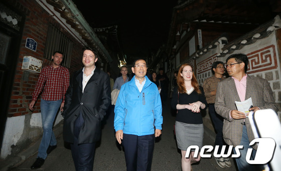 (서울=뉴스1) = 박원순 시장이 서울 일자리 대장정 11일차인 21일 오후 종로구 북촌한옥마을을 찾아 음악감독 박칼린을 비롯한 외국인 관광객들과 함께 북촌야경투어를 하고 있다. …