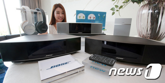 (서울=뉴스1) 장인범 = 오디오 브랜드 보스의 모델이 22일 서울 강남구 신사동 라까사호텔에서 신제품 가정용 오디오 '웨이브 뮤직 시스템 Ⅳ'를 선보이고 있다. '웨이브 뮤직 시 …