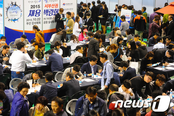 (부산=뉴스1) 이승배 기자 = 22일 오후 부산 강서실내체육관에서 열린 ‘2015년 서부산권 채용박람회’가 구직자들로 붐비고 있다.이날 채용박람회에는 고용 우수기업 85곳이 참가 …