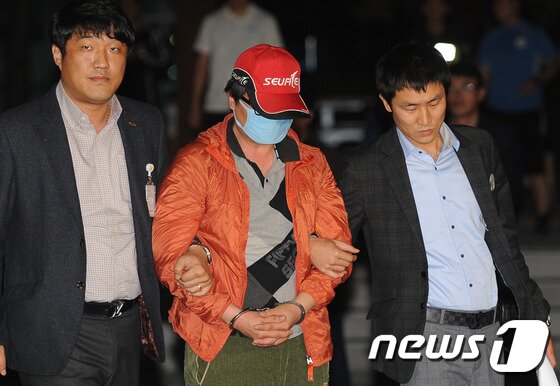 본문 이미지 - 4조원 다단계 사기사건을 벌인 조희팔 조직의 전산을 총괄했던 배상혁(44)이 22일 오후 도주 7년 만에 구미 은신처에서 검거돼 대구경찰청으로 압송되고 있다. 2015.10.22/뉴스1 ⓒ News1 이종현 기자