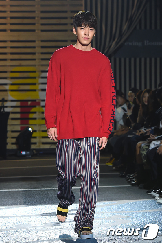 (서울=뉴스1스타) 고아라 기자 = 배우 김우빈이 22일 오후 서울 광진구 커먼그라운드에서 열린 캐주얼 브랜드 '소잉 바운더리스(Sewing boundaries) 2016 S/S …