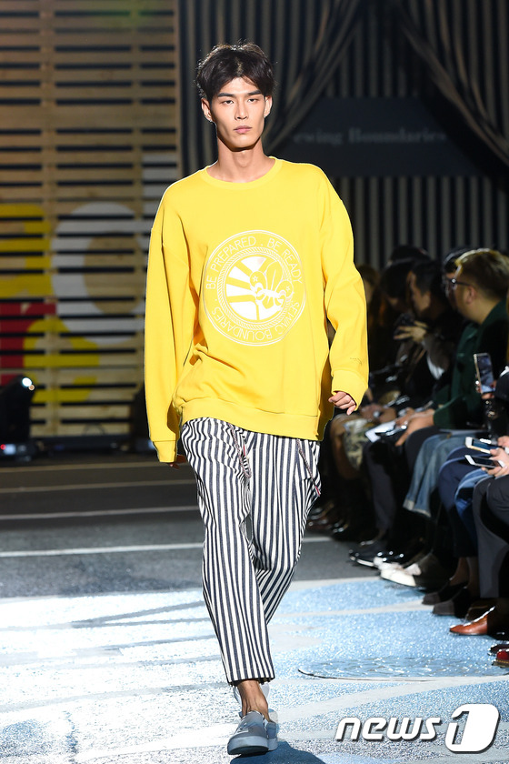 (서울=뉴스1스타) 고아라 기자 = 모델 방태은이 22일 오후 서울 광진구 커먼그라운드에서 열린 캐주얼 브랜드 '소잉 바운더리스(Sewing boundaries) 2016 S/S …