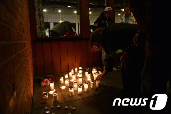 본문 이미지 - 22일(현지시간) 총기난사 사건이 발생한 스웨덴의 학교에서 희생자를 추모하고 있다. ⓒAFP=뉴스1